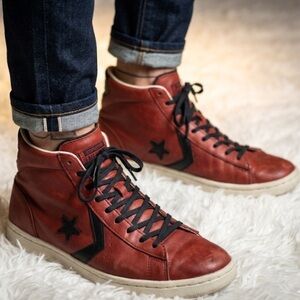 Converse Men's Converse John Varvatos Pro Leather Mid en color burdeos.